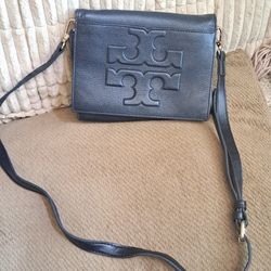 EXCELLENT CONDITION AUTHENTIC TORY BURCH LEATHER MEDIUM SIZE CROSSBODY PURSE 65$