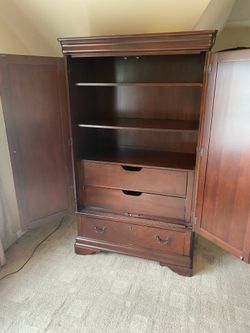 Armoir / Entertainment center
