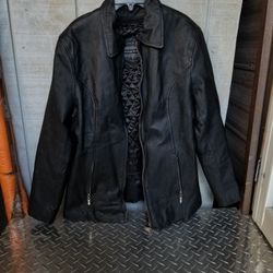 LEATHER WOMEN'S JACKET SIZE MEDIUM  