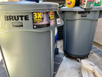 32g Brute Trash Bins with wheels