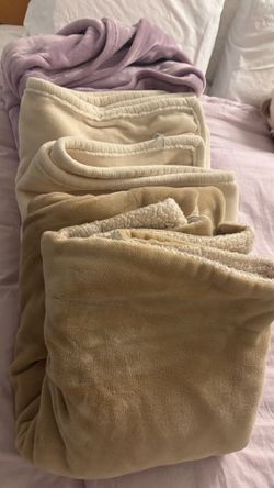 Set of 3 plush throw