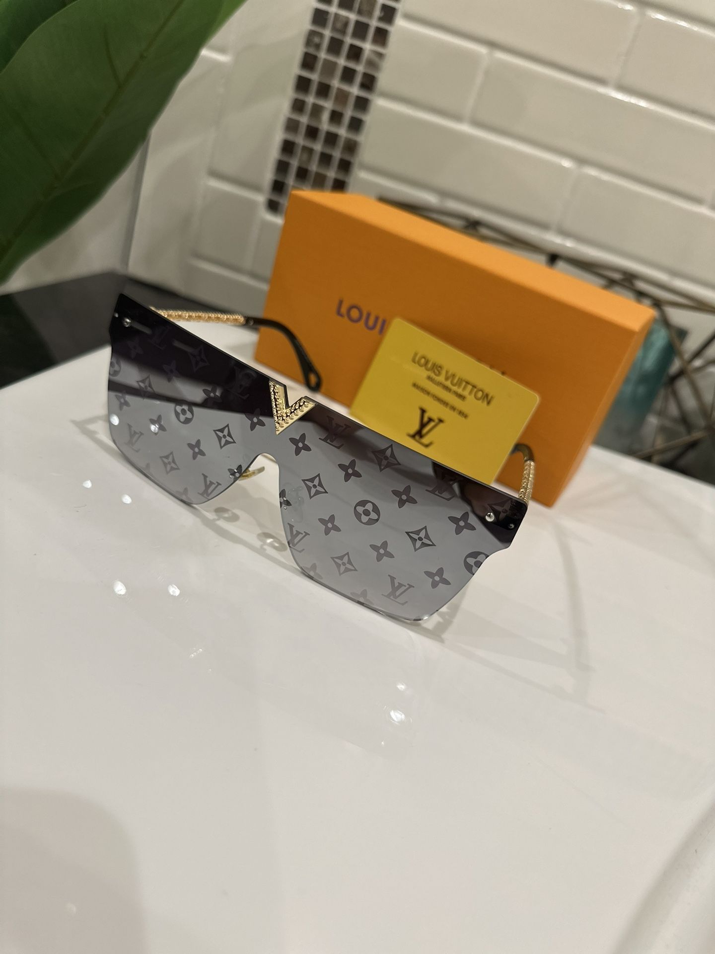 Louis Vuitton Sunglasses (Send Offers)