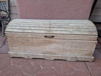 VINTAGE WOODEN CHEST/ STORAGE