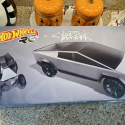 Mattel Hot Wheels Tesla Cybertruck & Cyberquad Scale R/C 1:10 RC 2021 IN HAND