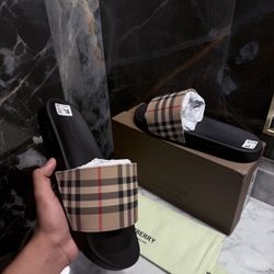 Burberry slides (New)