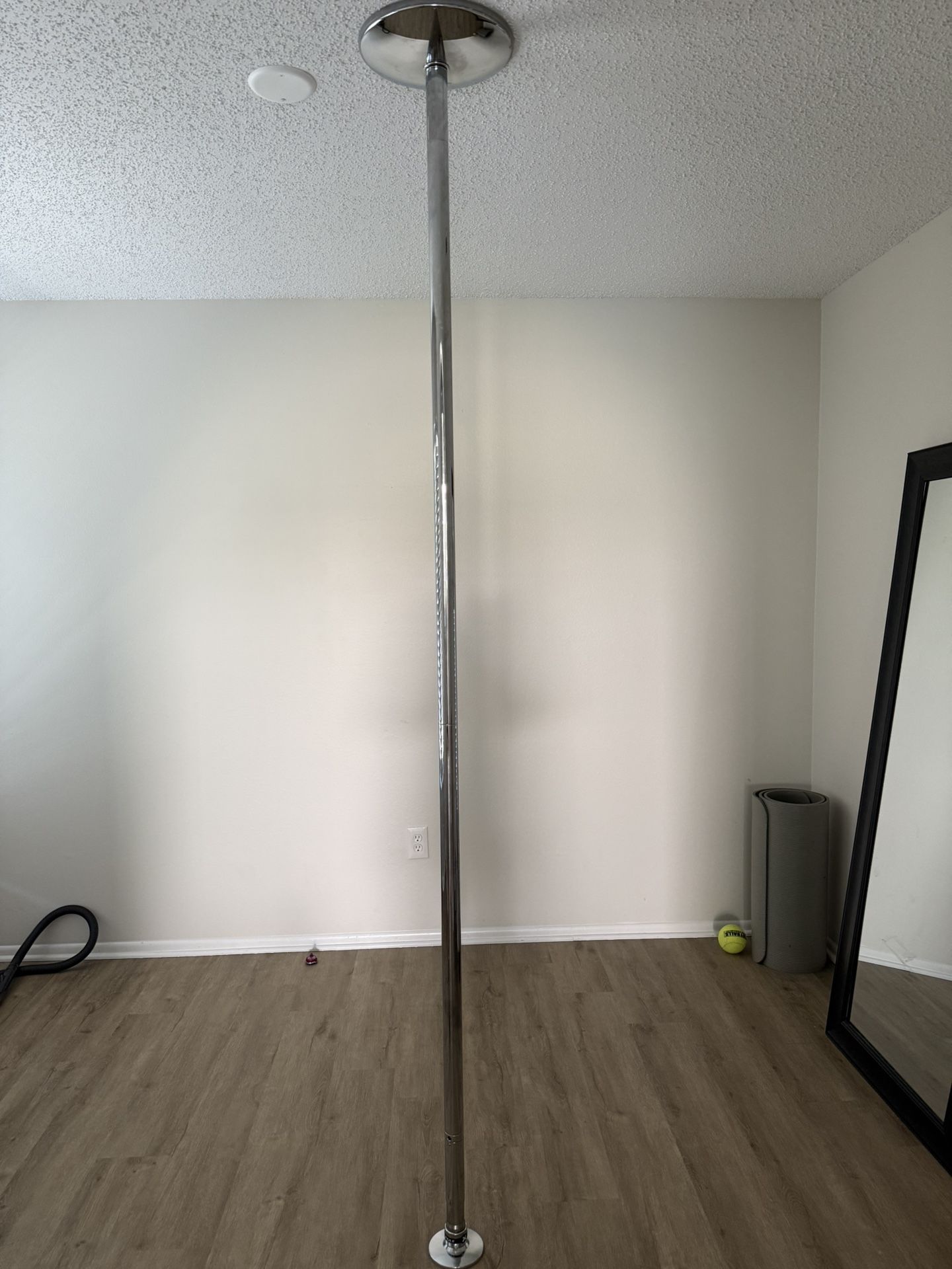 Spinning pole