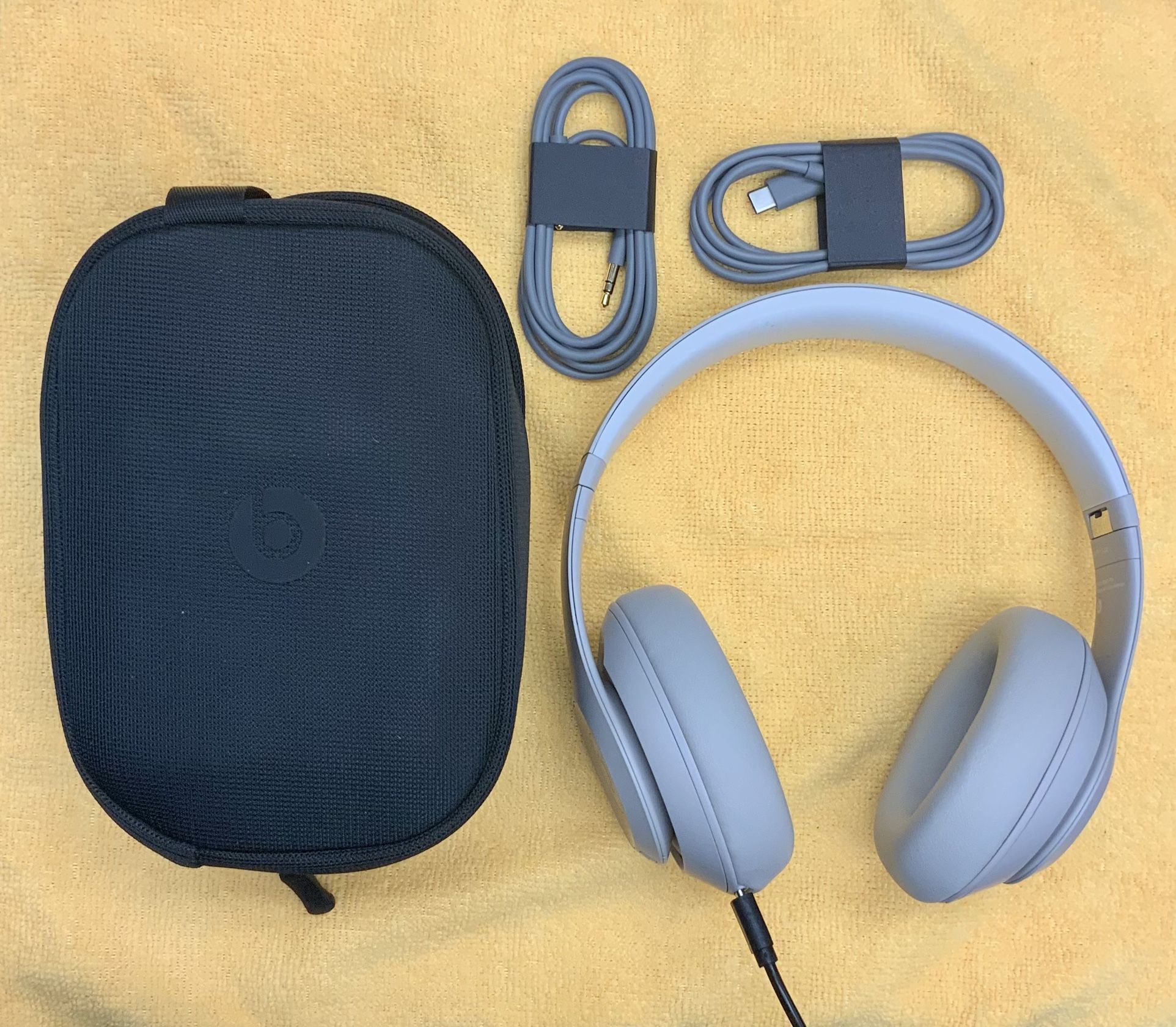Apple Dr. Dre Beats Studio Pro Headphones A2924 Wireless Bluetooth Noise Cancellation Over The Ear Headband Music Audio Sound Podcast Lightweight