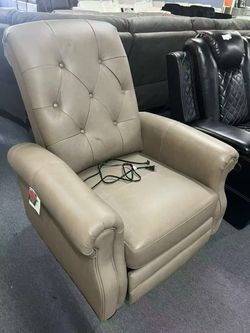 Windsor Leather Power Recliner，$320