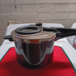 Pressure Cooker In Crockpots In Dishes In Great Condition 