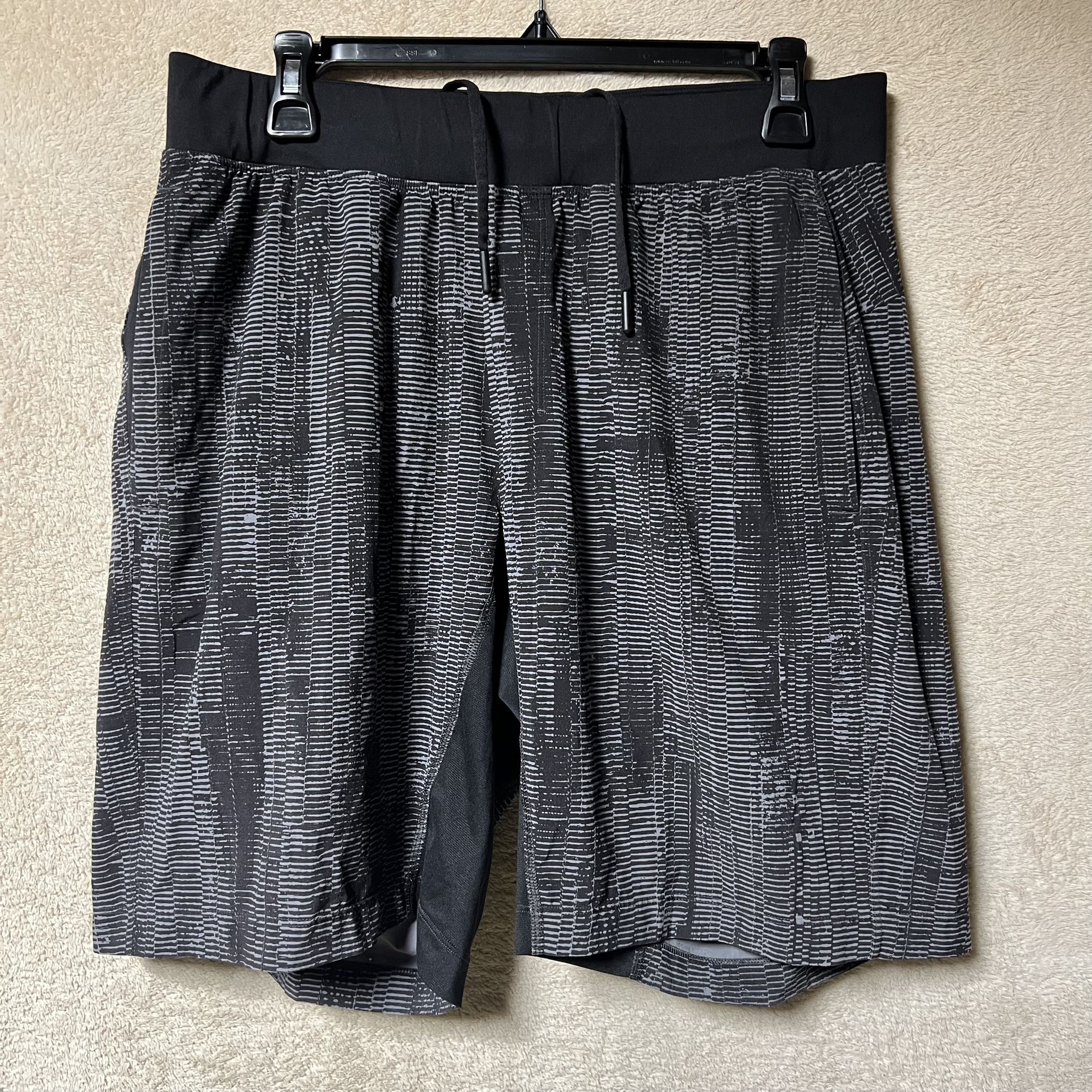 Lululemon THE Shorts Linerless 10” Mens Large Grey