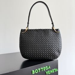 BV's early spring new Clicker arc-shaped bag style
