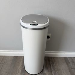 Touchless can