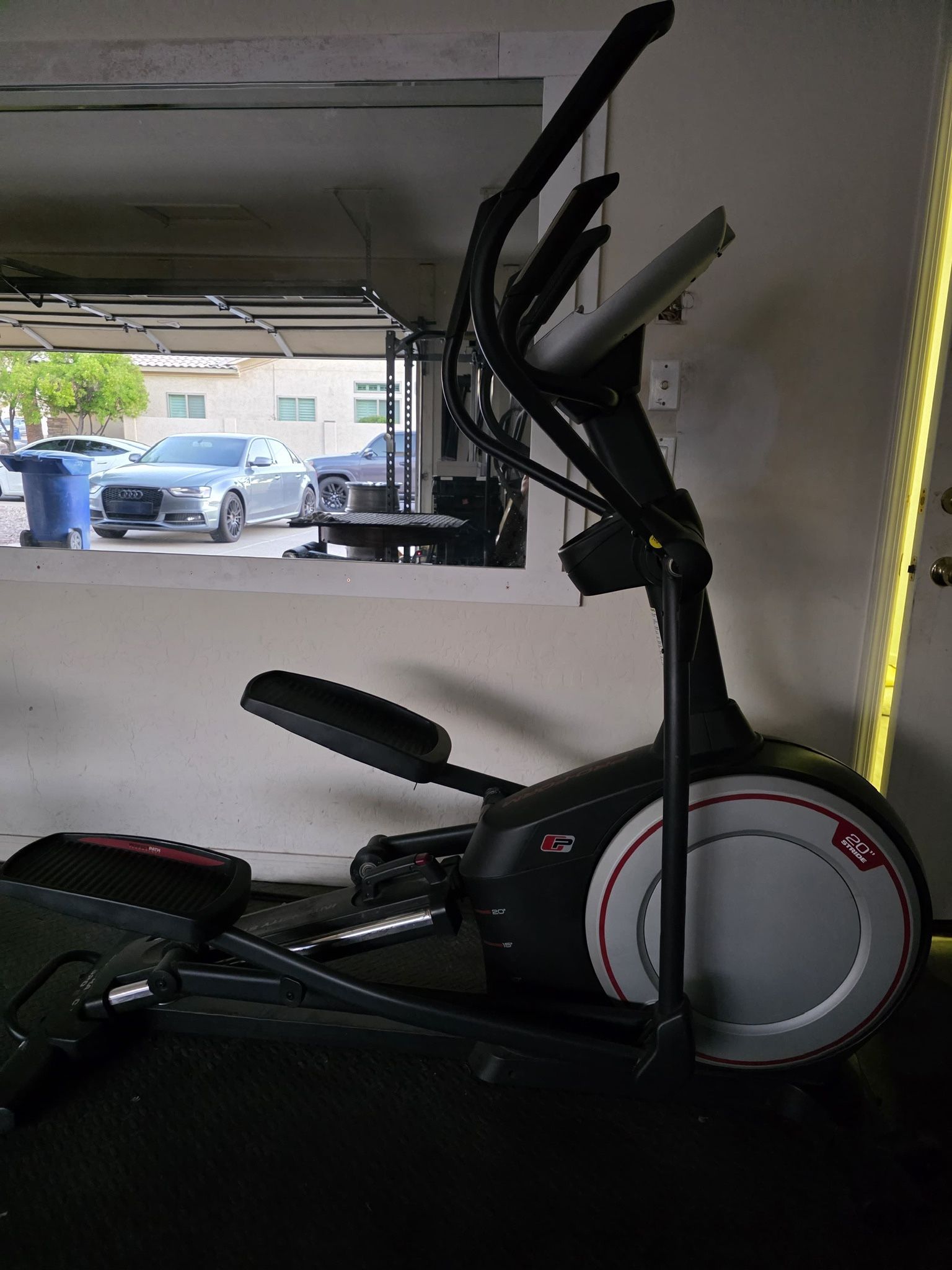 Elliptical Exercise Machine – Proform Endurance 520  Decent Condition (Needs Power Cord)