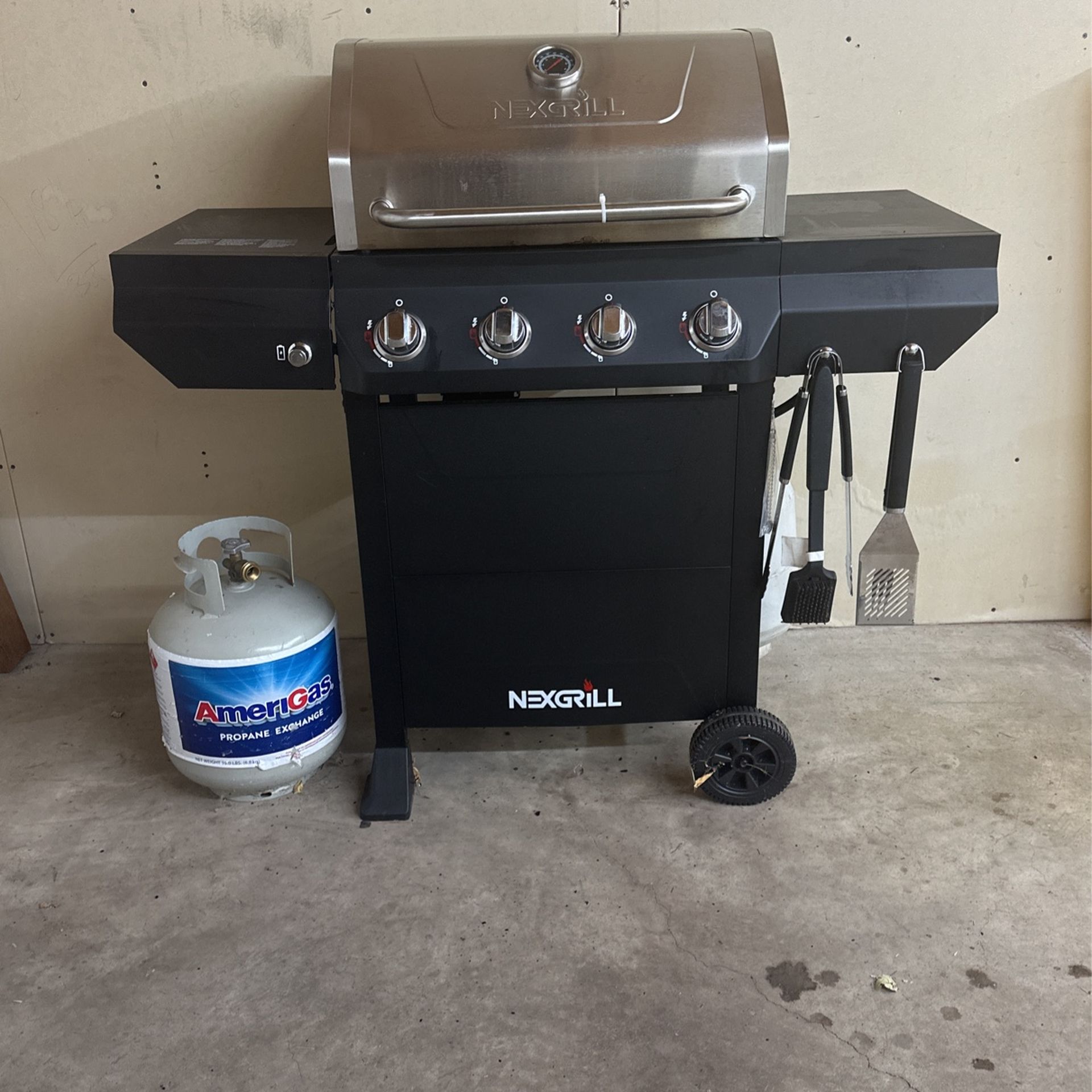 Almost brand New BBQ Grill