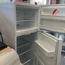 Frigidaire Top And Bottom Refrigerator New Condition Wit Cosmetics Issues