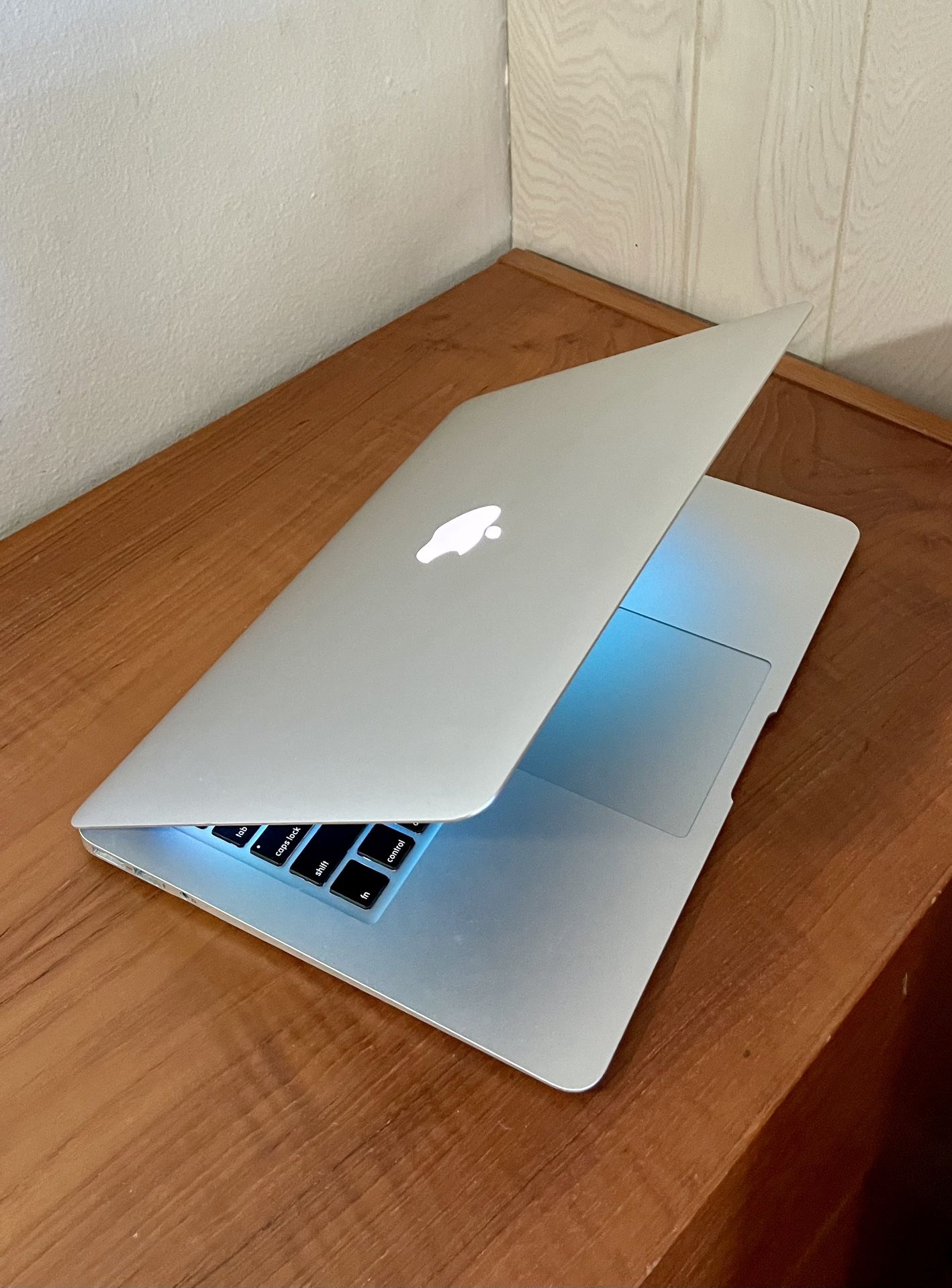 Apple MacBook Air 13” I5/8GB/256GB SSD $180