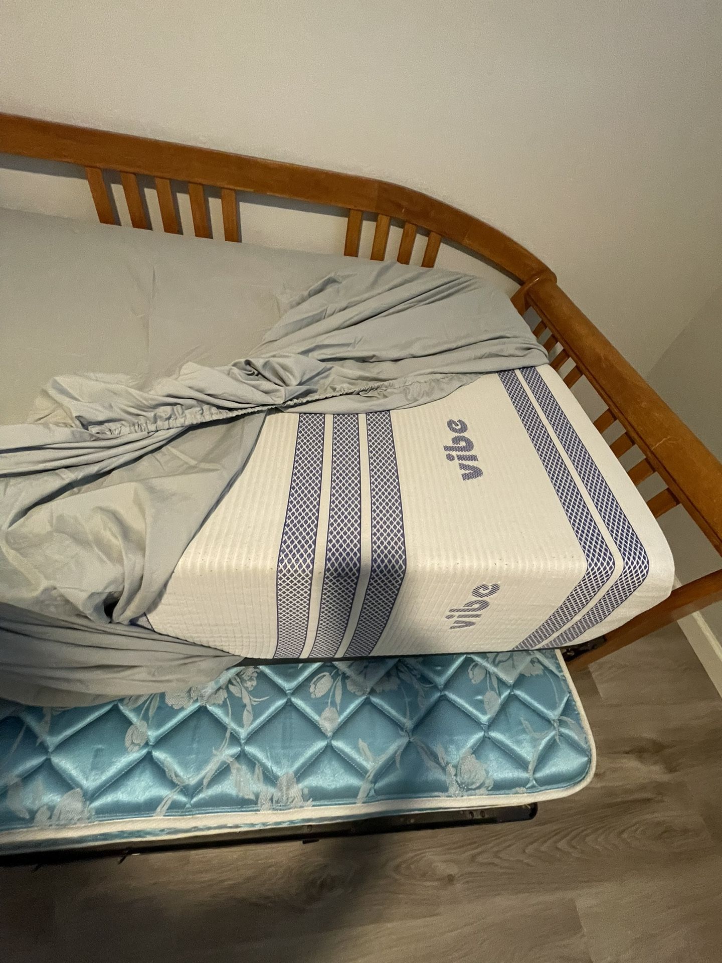 *PENDING* Solid Wood Daybed with Trundle and 2 Twin Mattresses for Sale in Mesa, AZ OfferUp