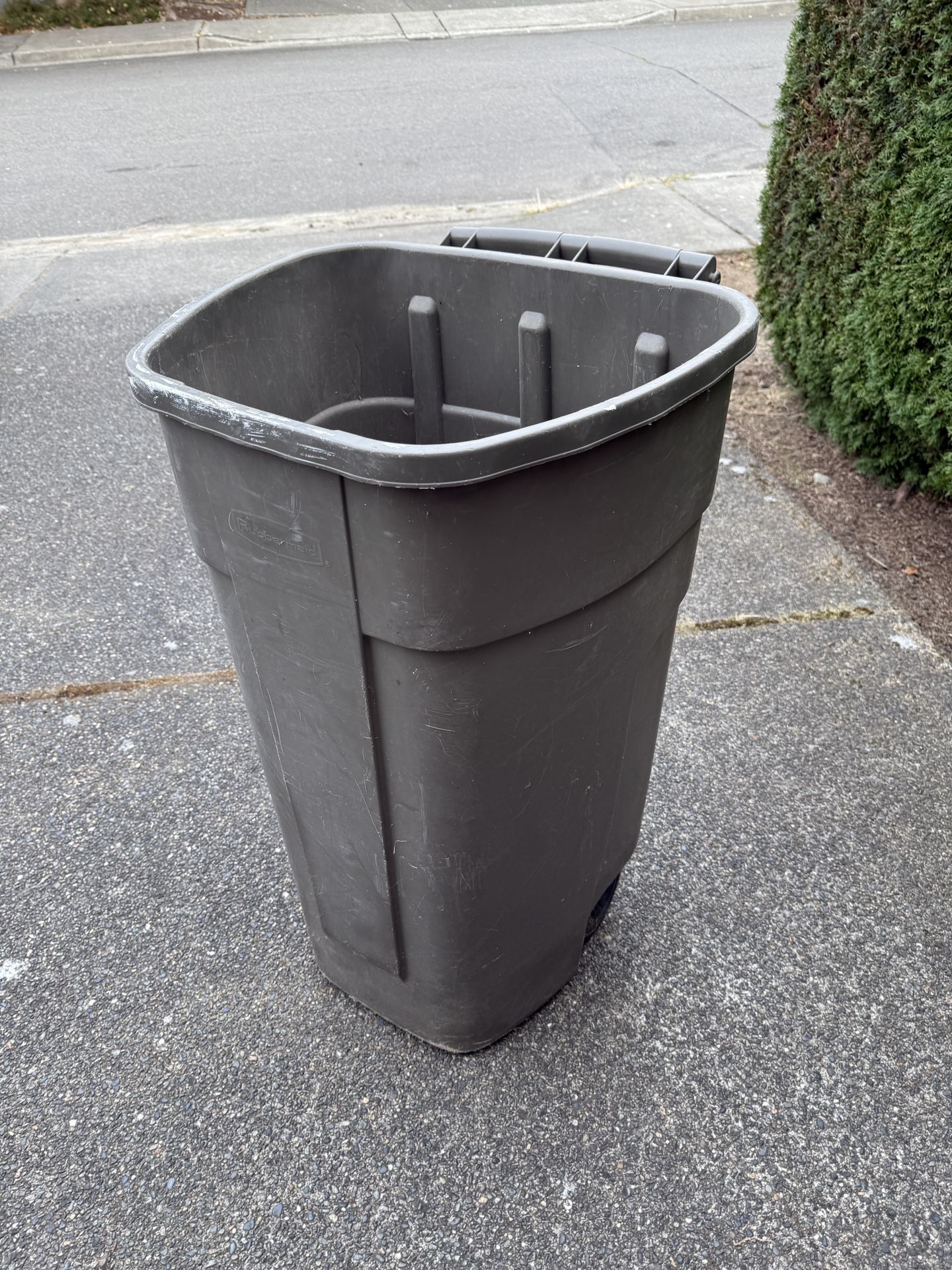 Rubbermaid Garbage Can FREE