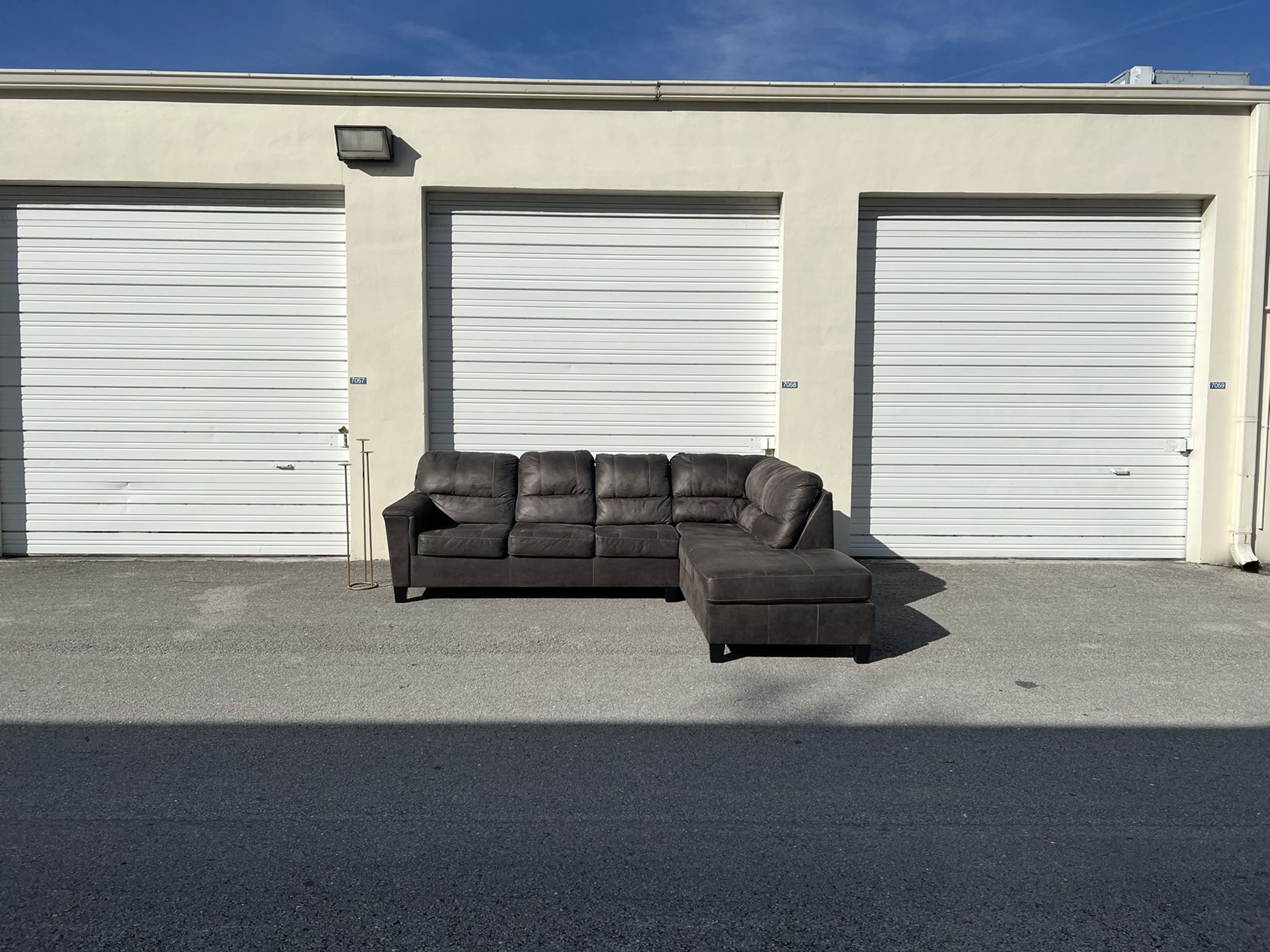 MODERN GRAY SECTIONAL LSHAPE COUCH SOFA IN EXCELLENT CONDITION LIKE