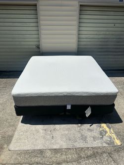 New condition! King bed with medal frame (Delivery available!)