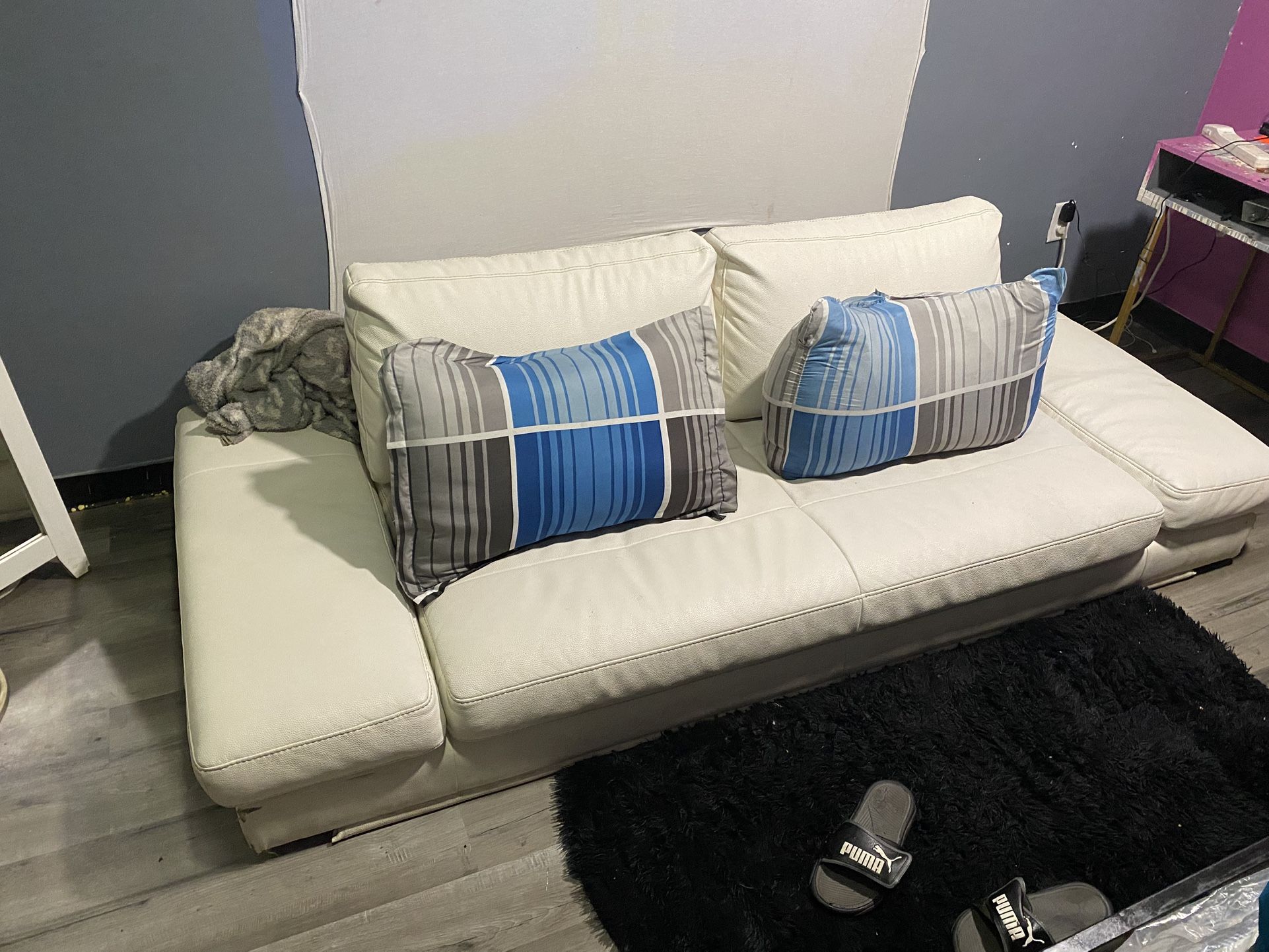 LIKE NEW !!!!Real white leather COUCH DAYBED