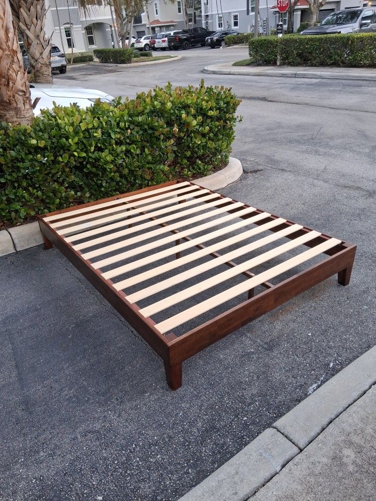 Acacia Mervyn Queen Bed Frame Solid Wood Platform Bed, 800 Lbs Capacity