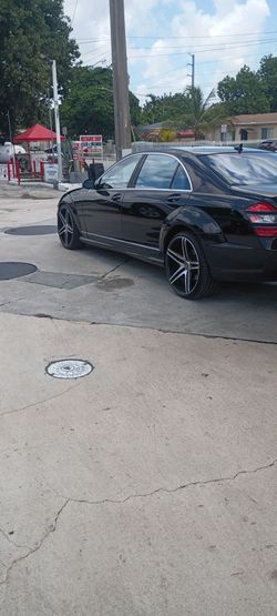 black Mercedes-Benz s550