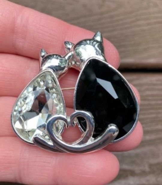 Vintage (90's) Costume Silvertone/Rhinestone Cat Pin