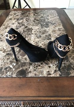 Very beautiful black heels with gold chain!brand new!