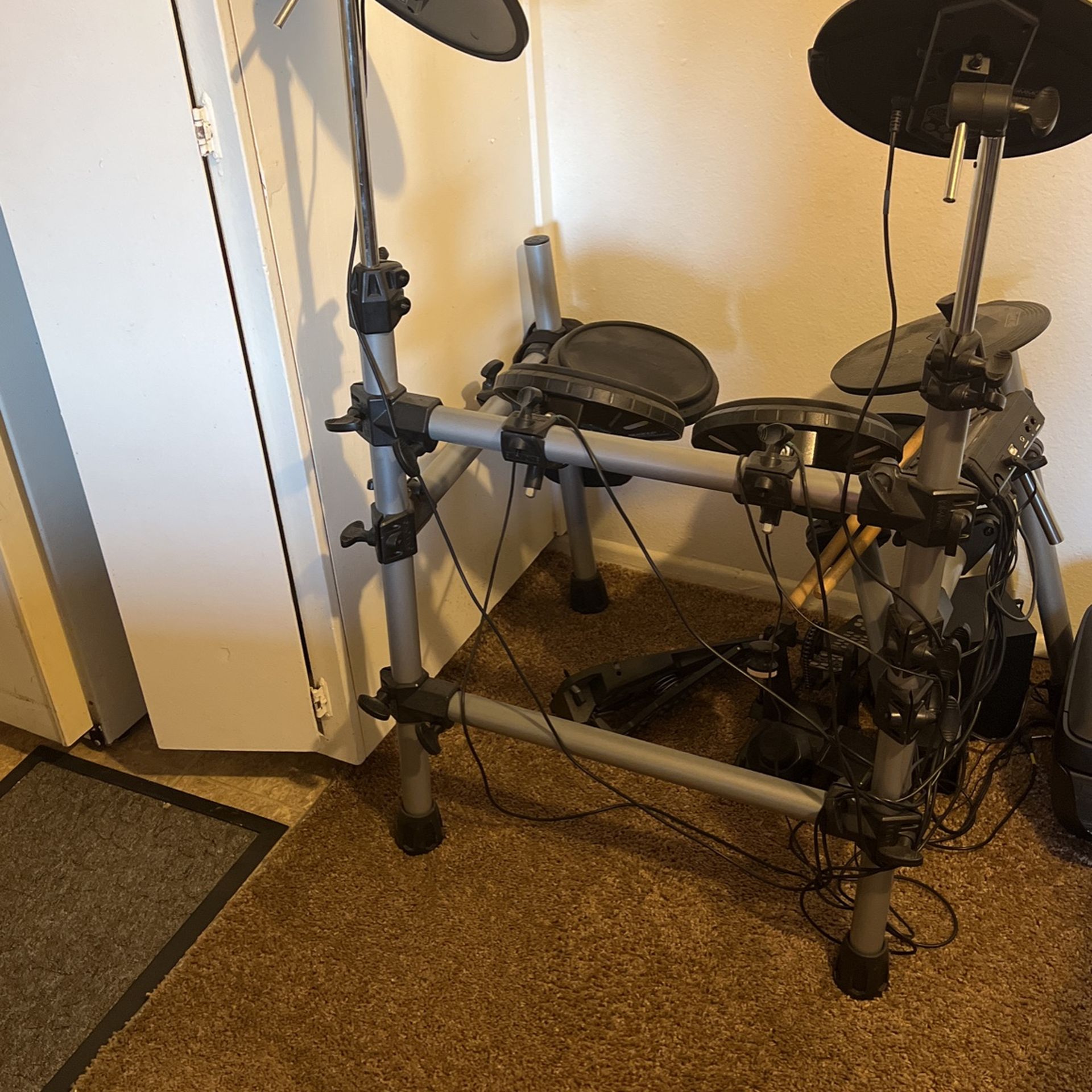 Marca Simmons Musical instruments