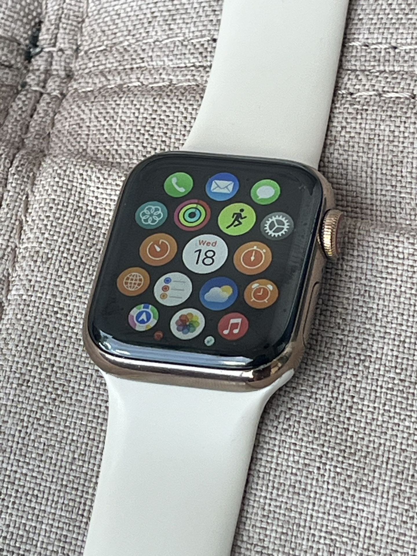 Apple Watch Series 4 (A1975) GPS + Cellular - 40mm Gold Aluminum