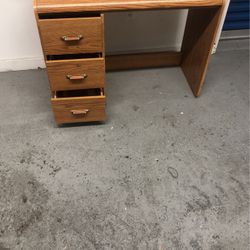 39”wx18”dx29”h Desk good condition