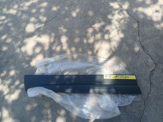 2019-23 Cadillac XT4 left Front Door Molding