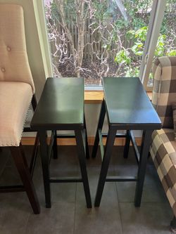 Black barstool chairs
