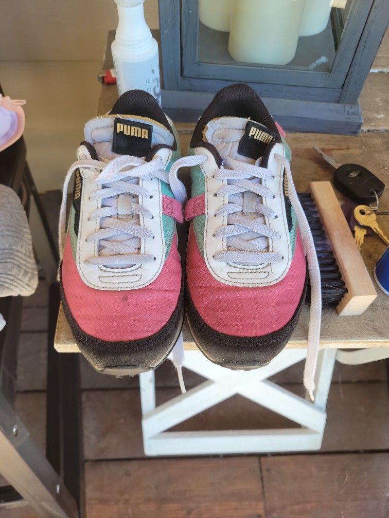 Girls Puma Sneakers Sz 4.5