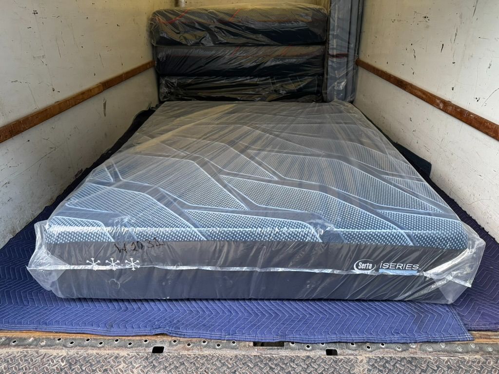 LIKE NEW! Serta iseries Hybrid Queen Mattress - Delivery Available 
