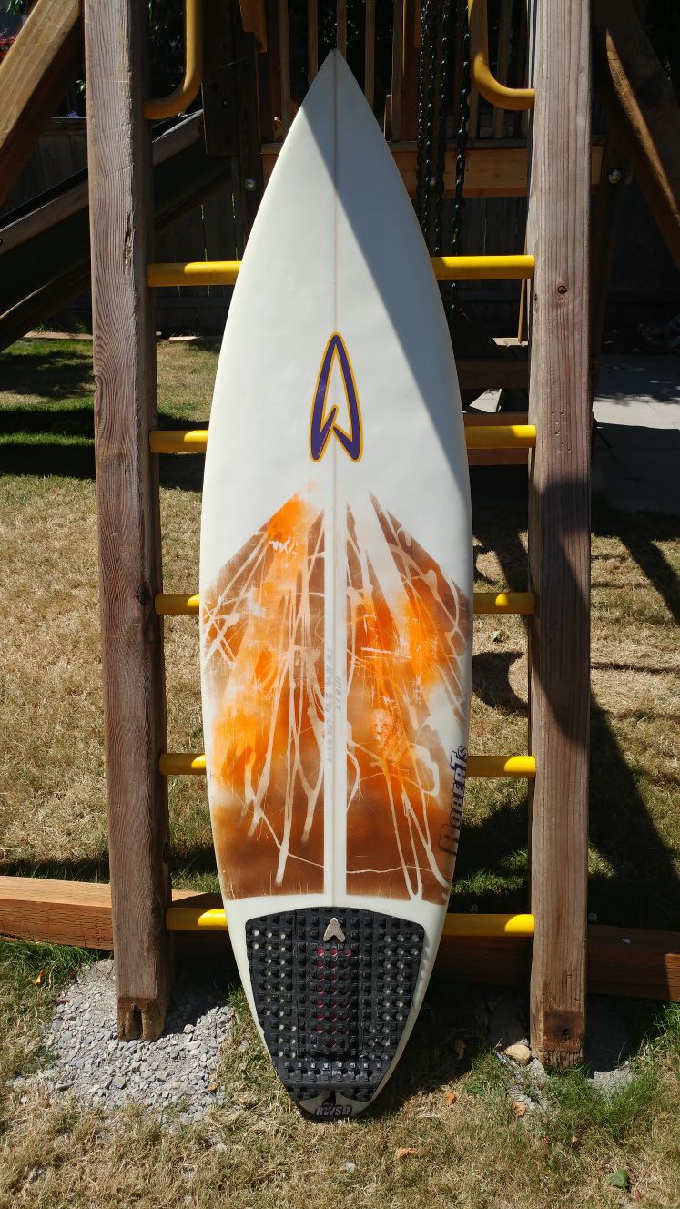 5'10 Roberts surfboard
