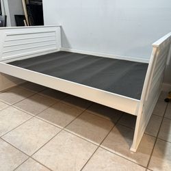 ROOMS TO GO BED FRAME FULL SIZE 