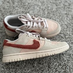USED- BEIGE NIKE DUNKS SZ 7 GOOD CONDITION