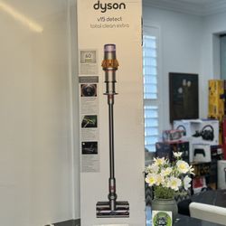 Dyson V15 Total Clean Vacuum With 10 Accessories 