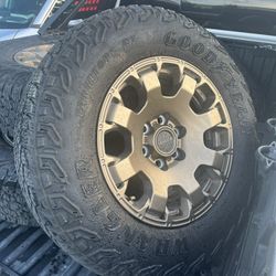 33” Tires W 18” Trailhunter Wheels