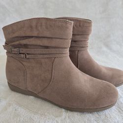 LADIES BOOTS SIZE 9.5 M SJB KUMBA TAUPE NWT