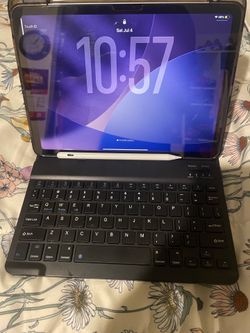 Apple iPad Air 11” (M3, 2024) 256GB Wi-Fi - Bundle W/ Keyboard Case & Pen | Mint