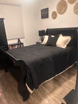 Beautiful full size sleigh bed set