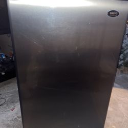 Sanyo  Mini Fridge 