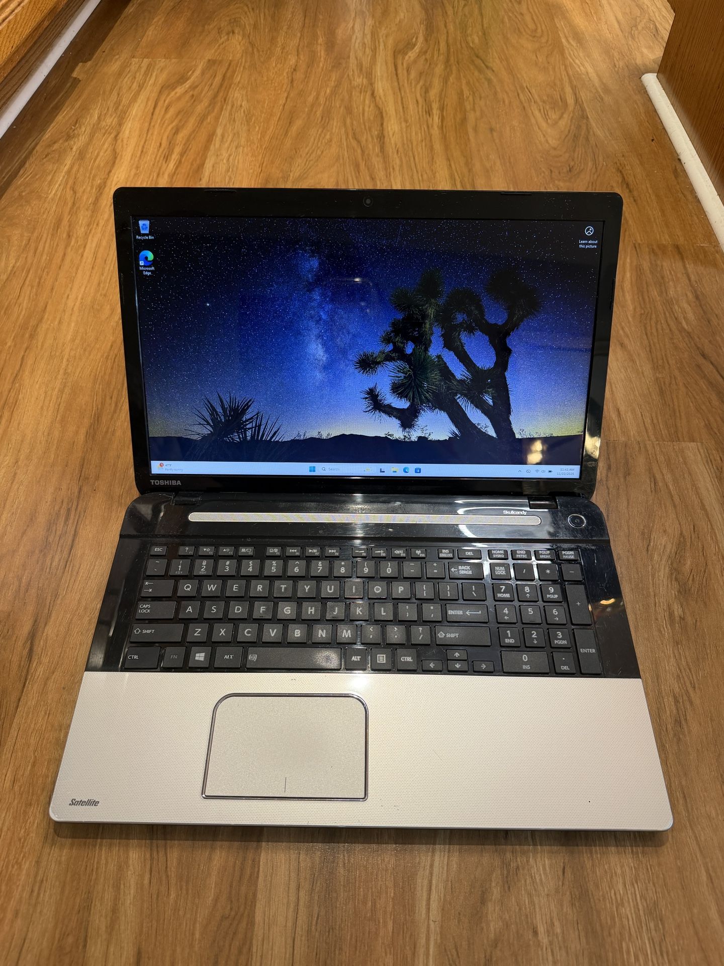 Toshiba Satellite L75 core i5 4th gen 16GB Ram 256GB SSD Windows 11 Pro 17” HD Screen Laptop with charger in Excellent Working condition!!!!! Specifi