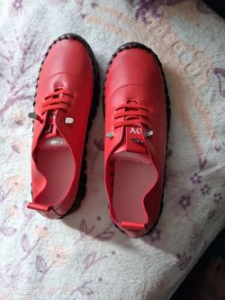 Tennis shoes