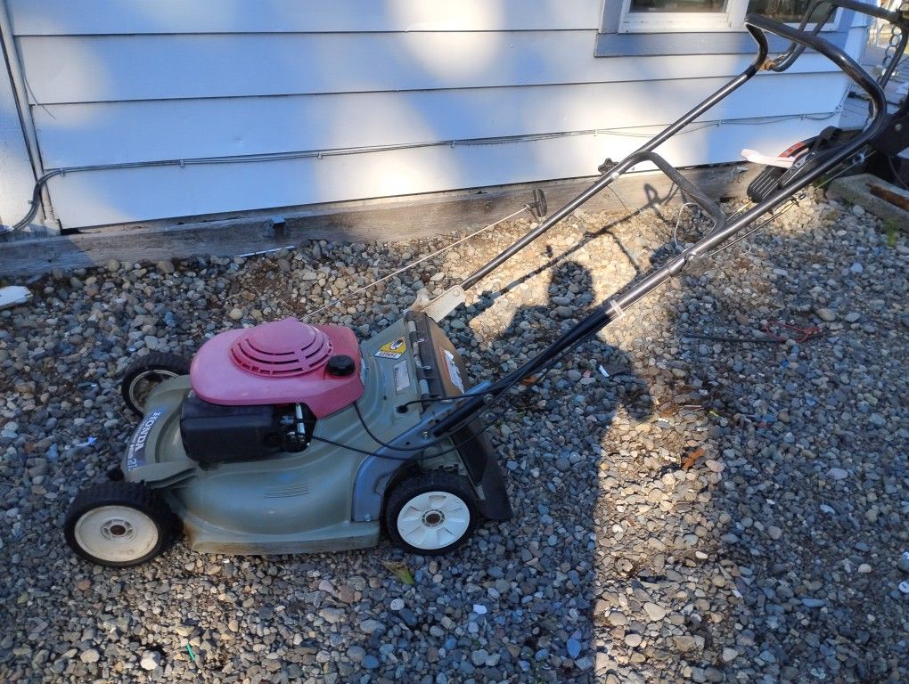 2 Hondas HRB215 and HRB215 with Blade Clutch