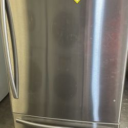 HISENSE HBMSS 17.1-cu ft Counter-depth Bottom-Freezer Refrigerator G88