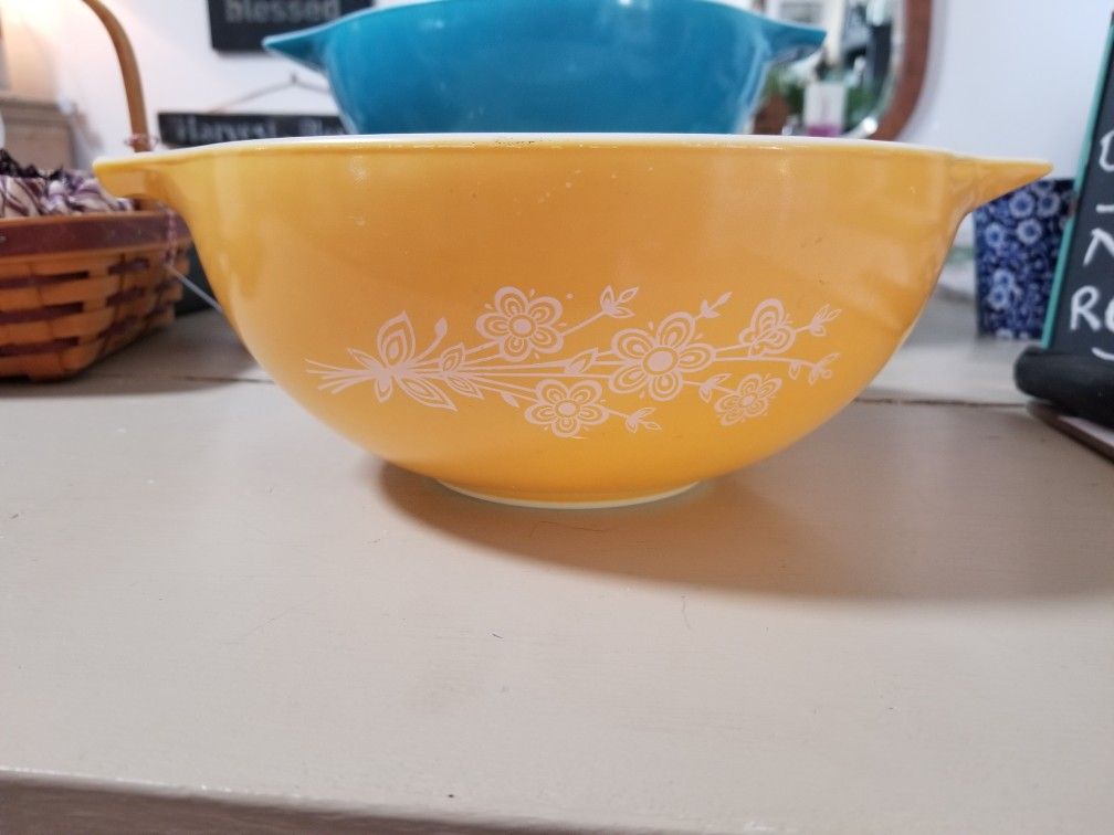Yellow Pyrex Bowl White Flowers